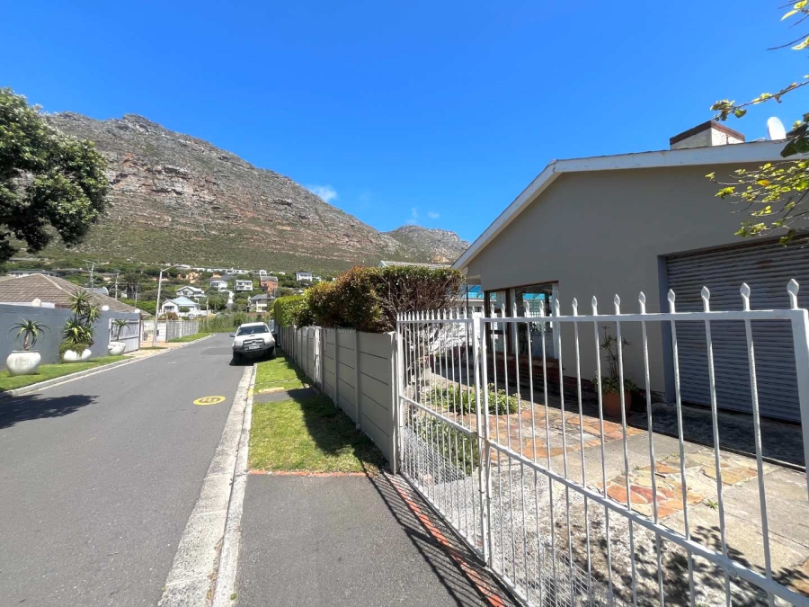 4 Bedroom Property for Sale in Lakeside Western Cape